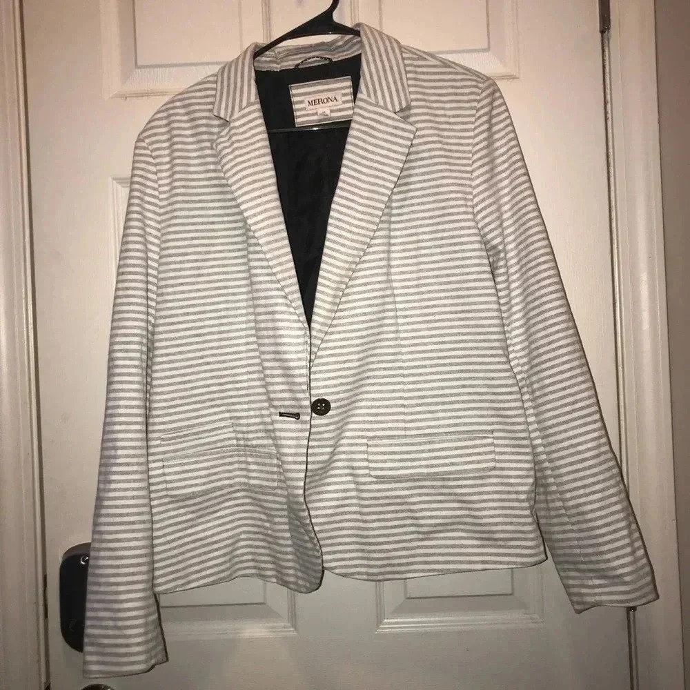 🧾 Grey and White Striped Blazer
